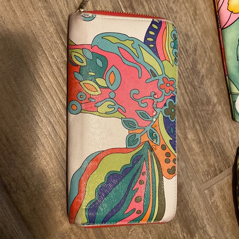 Used Trina Turk wallet. Pics show some signs of wear. Super cute!